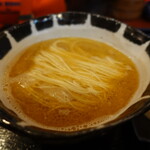 麺房 昭和呈 - 煮玉子海老香麺(1230円)の麺とスープ