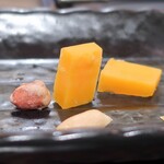 トリワイン ＰＩＫＯＳＨＨＨＵ - こだわりチーズ盛り合わせの一部