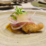 ラトリエ あべ - ① コリンキー（南瓜）のパウダー、鱧のベニエ（フリット）、胡瓜のヨーグルト漬け、玉葱のサラダ、鯨のラルドのせ