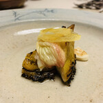 ラトリエ あべ - ③ 黒鮑、ハナオクラ、ハナオクラの煎餅、百合根のガレット