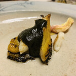 ラトリエ あべ - ③ 黒鮑、ハナオクラ、ハナオクラの煎餅、百合根のガレット、鮑の肝ソース