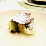 ラトリエ あべ - ⑨ シャインマスカットのチョココーティングのフリッター（ドーナツ）、トマトの煎餅のせ、コンポートしたラフランスのソース