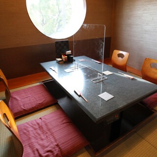 Completely private rooms with panoramic views of the Naka River and rooms suitable for children are available.