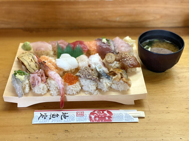 12時までの限定ランチは貫 1 000円 味噌汁付き By 今宵も赤提灯 金寿司 地魚定 じざかなてい 焼津 寿司 食べログ