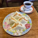 ぽえむ マノ ア マノ コーヒー - 太秋柿（たいしゅうがき）のサンドとブレンドコーヒー