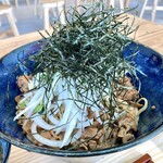 吟麦製麺 - 豚バラ肉に玉ねぎ＆海苔たっぷりで旨そうだな～麺の感じがもう旨い♪