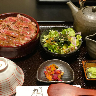 リーズナブルに楽しめるランチタイム。お肉料理に合うお酒も充実