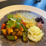 カレーのアキンボ - レンズ豆のダルカレー、野菜のカレー、レモングラスご飯