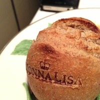 モナリザ 恵比寿店 - 店名が入ったパン