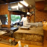 Itamaegokoro Kikuura - 大テーブルの前では料理人の調理をしている。