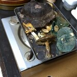 かたつむり - 入り口すぐに無造作に置いてあったキノコたち。全て、大将が朝の３時から山に入って取ってきたもの