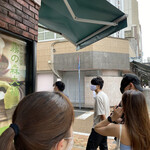 Kirinomori Kashikoubou - 開店前から皆さん並びますΣ(°д°ﾉ)ﾉひっそりした朝の街に人だかりが。