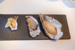 La Brianza - 広島無人島で作られたという牡蠣は生活排水が一切ない大黒神島産の牡蠣３種