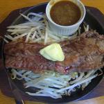 粉ひで - カルビステーキは鉄板焼きで香ばしく、これで580円はお得！