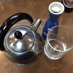 Yasu bee - 焼酎湯割りはヤカンで湯が出ます。