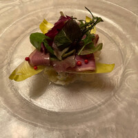 DINING 六区 - バルバリー鴨の燻製とリンゴとアンディーブのサラダ ライム風味