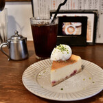 わかば堂 - 【ケーキセット@税込950円】[左奥]アイスコーヒー│[右手前]ラズベリーニューヨークチーズケーキ