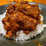 Ito Kitchen - チキンカレー(サラダ+コーヒーor紅茶付き) 1000円、ご飯大盛り 100円、鶏肉塊をご飯の上に乗せてみました