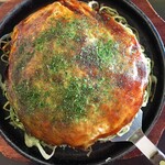 お好み焼き キミッツ - 下から覗く緑色の麺が いかにもニラっぽい