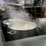 Ramen Shoppu - 迫力溢れる寸胴。店内は美味しい匂いで溢れていました*˙︶˙*)ﾉ"