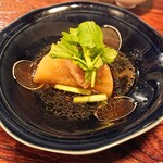 Kai To Sakana To Sumibi Sherumaru - お通し:鶏と大根の煮物、みつば添え