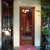 表参道うかい亭 - 右向くと店の入口