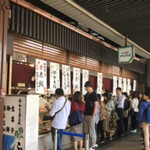 出町ふたば - この日も店頭に行列が出来ていました（撮影2019年）