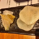 海鮮居酒屋 あめんぼ - "お漬物（お通し？）"