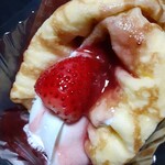 LAWSON - 料理写真:苺とチョコのクレープ