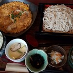 Sobakoubousakichikamataten - カツ煮定食、味噌汁を冷たい蕎麦(更科)に変更品！