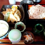 Sobakoubousakichikamataten - 天ぷら定食、味噌汁を冷たい蕎麦(更科)に変更＋追加蕎麦(１玉)！蕎麦は結局２玉だす‼️