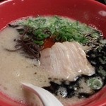 博多　一風堂　姫路店 - 赤丸です！これを食べた後白丸スープを飲むと甘く丸く感じます。赤丸はしっかりしたイメージのスープですね。