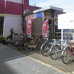 駐車場と駐輪場は併設の食品スーパーと併用可