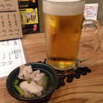 六根亭 - 生ビール（プレモル）とお通しの鶏肉