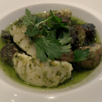 シェ草間 - ニンニクバターにパセリが絡んだソースが掛けられたエスカルゴ、ホタテ、茸はフリカッセ