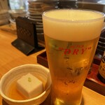 Izakaya Enjirou - 生ビールと突き出しの豆腐です。
