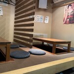 h Izakaya Enjirou - テーブル席です。