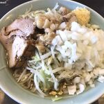 かじろうramen7 - 再訪問 2021/10 ラーメン200豚1枚 + 玉ねぎ 「ニンニクアブラ」(740円)
