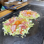 峰 - お好み焼き製作中！