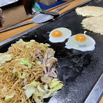 峰 - 焼きそばデラックス650円も後を追います。