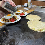 峰 - 焼きそばデラックス650円完成。