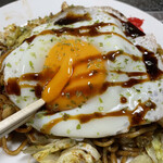 峰 - 半熟の目玉焼きを割り。