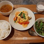 熱香森 - 週替わりランチは海老とトマトの玉子炒め、本日のスープにサラダ、白ご飯やデザート付きで税込み1,000円