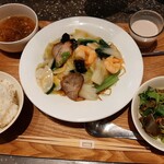 熱香森 - 海鮮入り餡かけ焼そば、本日のスープにサラダ、希望があれば白ご飯にデザート付き、税込み1,000円