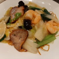 熱香森 - プリプリの海老やイカに肉厚チャーシューなど大ぶりの具と、トロッとなめらかな醤油餡、高級な白締油を使って揚げ焼きする香ばしい麺がマッチする高級な味の餡かけ焼そば