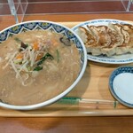 Mampuku Shokudou - 味噌ラーメン750円、餃子500円