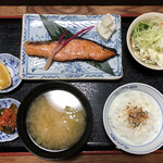 Shinagawa - 鮭の西京焼きランチ。付け合わせと鮭で飲みつつ、最後にごはん