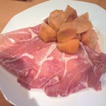 L'Atelier de Fujii - 生ハムと季節のフルーツサラダ2000円