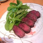 ２０１２エゾ鹿のローストカシスソース、ルッコラの下にはマッシュポテトが隠れています。