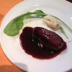 L'Atelier de Fujii - エゾ鹿のローストにカシスソースを掛けたところ